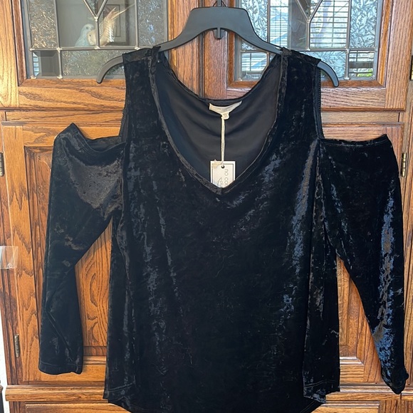 NWT NO COMMENT PLUS BLACK VELVET L/S COLD SHOULDER BLOUSE - Picture 2 of 6